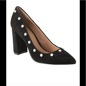 Banana republic pointed toe pumps with pearl